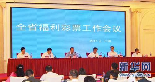 导演迈克尔;道赫蒂携主演维拉;法梅加、;小11米莉;博比;布朗和章子怡亮相